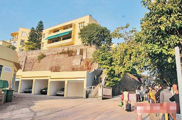 晒晒陈冠希在香港的家,住着独栋的别墅,一层车库就有好几个