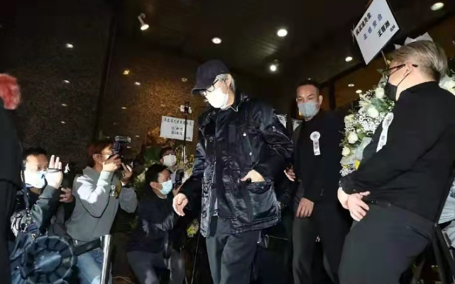 吴孟达告别仪式17岁儿子力压姐姐挑大梁第二任妻女却遗憾缺席