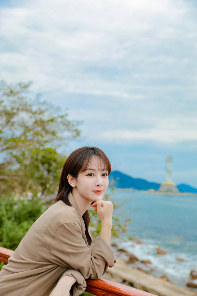 杨紫新照嫩得像高中生!穿衬衫随意大气,笑容甜美比初恋都还要甜