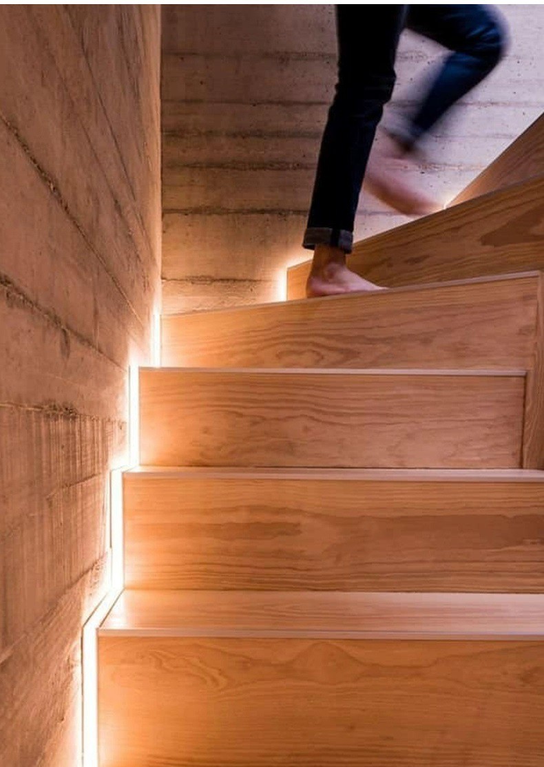 大理石楼梯上挖卡槽,塞条流水灯带,人来灯亮人走灯灭,效果高级