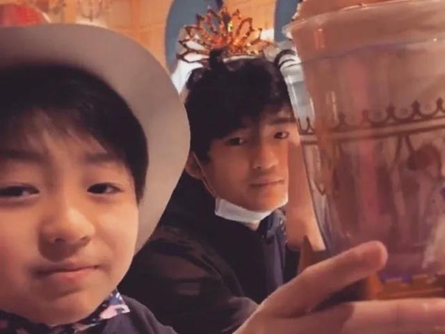 孩子们搬来上海张柏芝终于安心青春期的lucas和爸爸一模一样