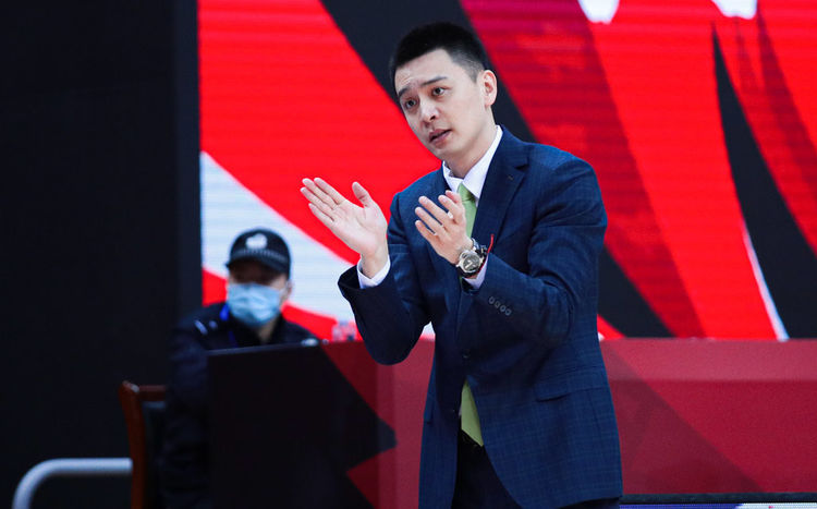 cba两大夺冠热门同遇困境,杨鸣阿的江遇信任危机,会下课吗?