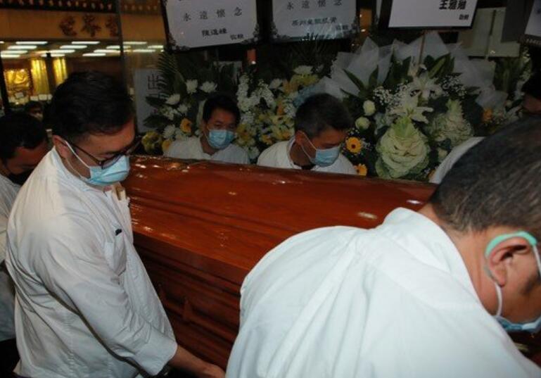 吴孟达未举行扶灵仪式灵柩由殡仪馆的人抬走没有明星到场送别
