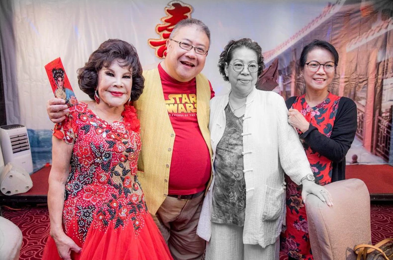 好锡我的前辈,大家又是好朋友,二十几年前她曾邀请我拍电影《尖东双虎