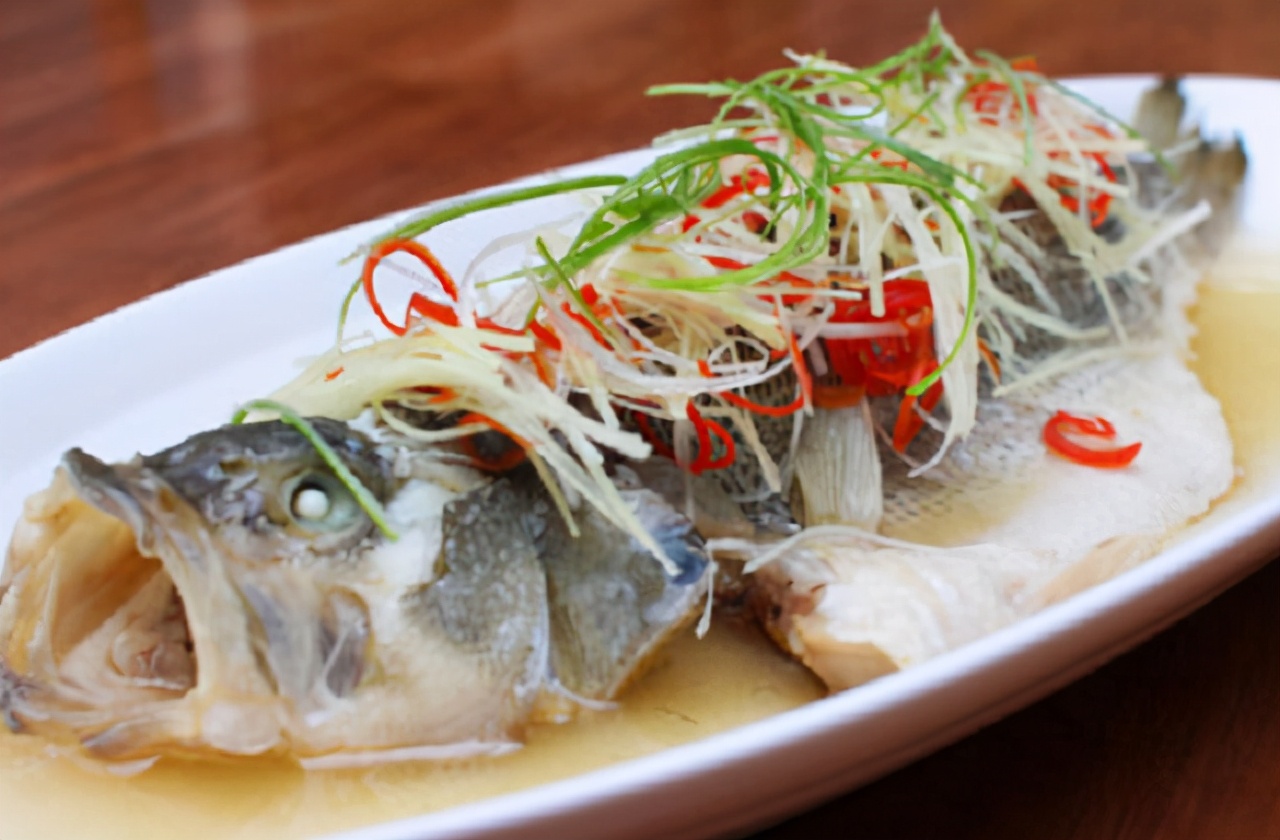 清蒸鲈鱼,别放盐,学会这招,肉鲜味美无腥味|鲈鱼|鲜味|腥味_新浪新闻