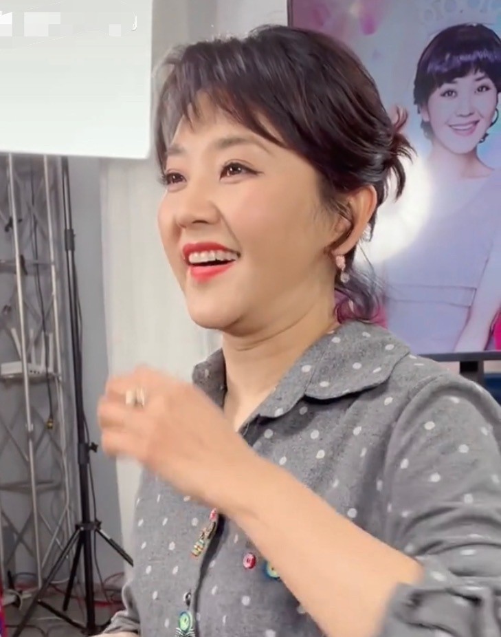 主持人方琼胖出双下巴面色蜡黄颈纹太深成带货主播遭网友怒批