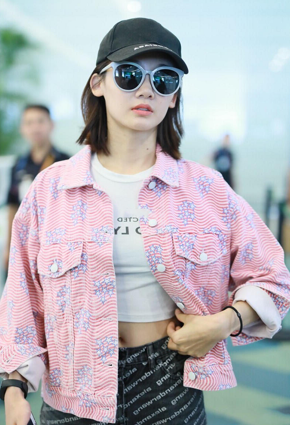 苗苗产后形象大变样,穿粉色外套配露脐装秀身材,与之前判若两人