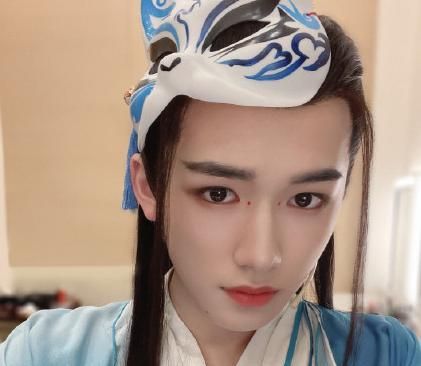 宋亚轩扮演碧眼狐狸有谁发现他下意识的动作不经意就陷了进去