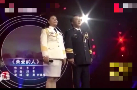 歌唱家霍勇家中高歌,屋内装修过于朴素,春晚曾和李谷一同台合唱