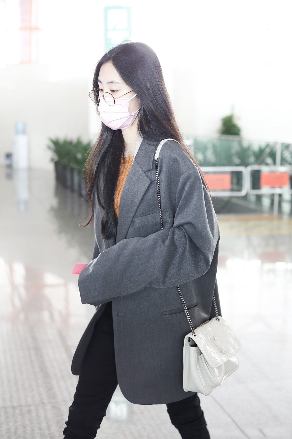 张碧晨现身机场又瘦了穿西装偏偏选大一号身材撑不起挺尬