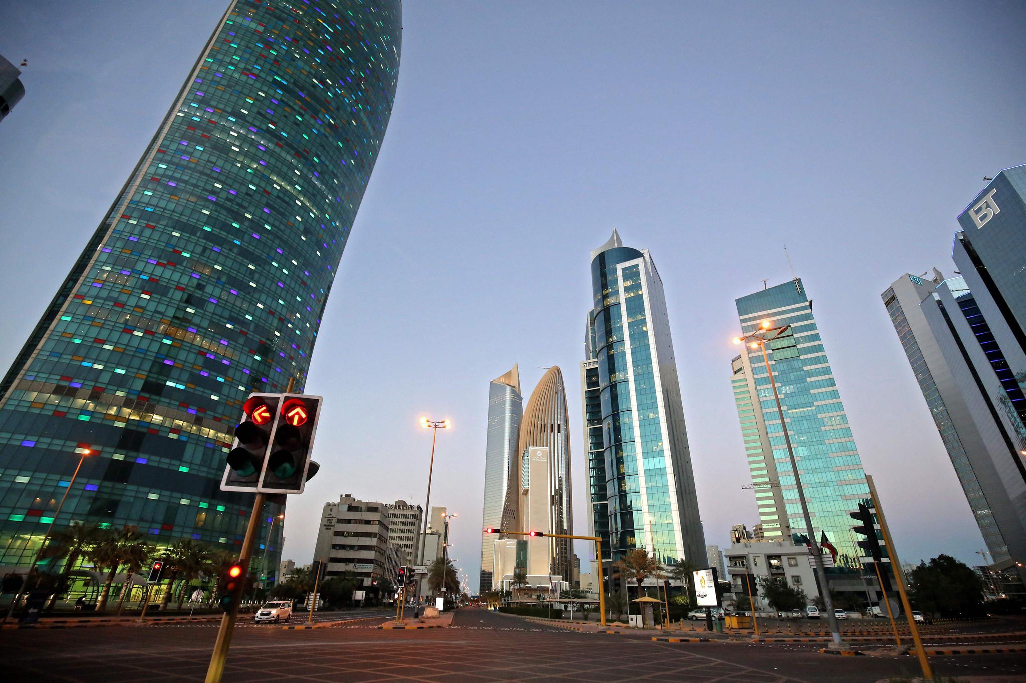 这是3月7日在科威特首都科威特城拍摄的空荡荡的街头.新华社/法新