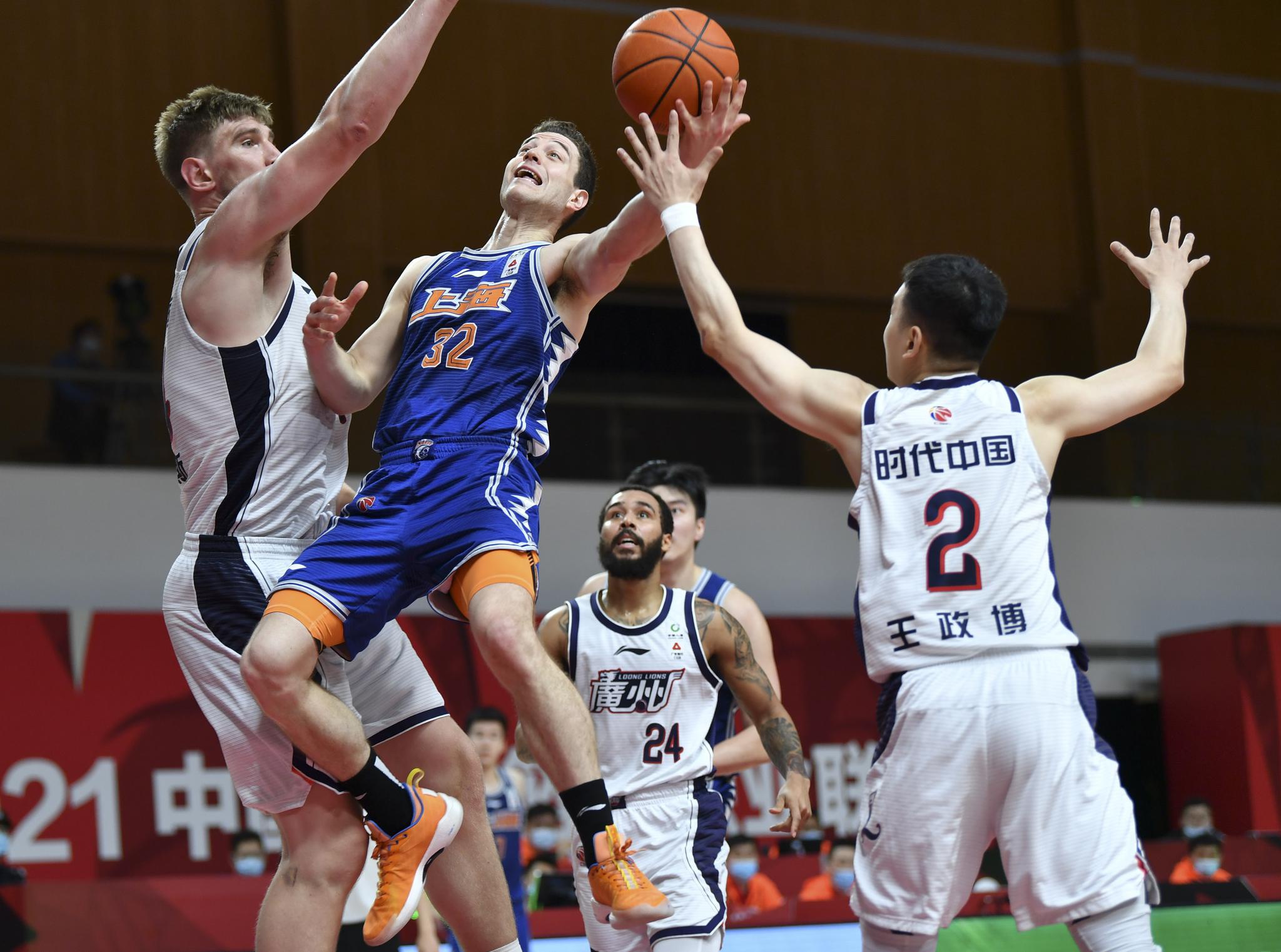 3月8日,上海久事队球员邓蒙(右)在时代中国广州队球员哈斯的防守下