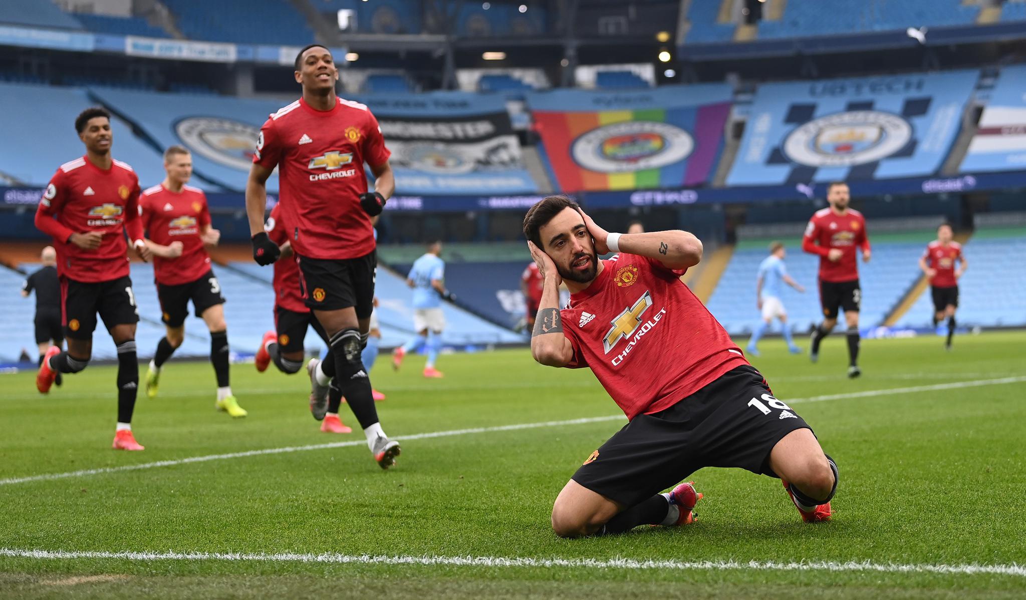 3月7日,曼彻斯特联队球员费尔南德斯(右前)庆祝攻入球队首球.