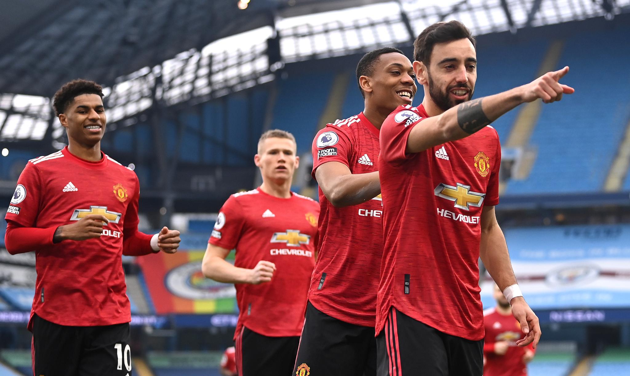 3月7日,曼彻斯特联队球员费尔南德斯(右)庆祝攻入球队首球.