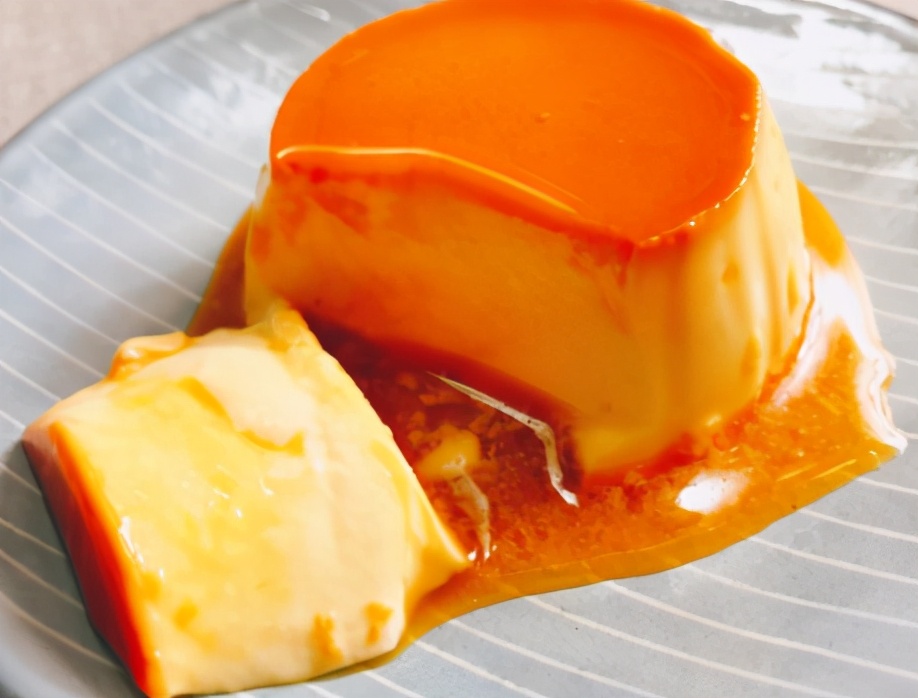 焦糖布丁的做法:备用食材:鸡蛋黄3个,淡奶油150克,牛奶150克,白糖15克