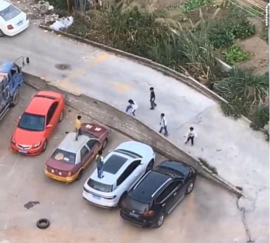 广东一停车场遭遇熊孩子暴击,车辆被当成蹦床滑梯,场面气哭车主休闲区蓝鸢梦想 - Www.slyday.coM