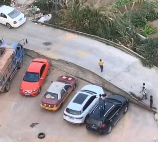 广东一停车场遭遇熊孩子暴击,车辆被当成蹦床滑梯,场面气哭车主休闲区蓝鸢梦想 - Www.slyday.coM