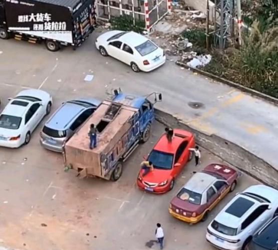 广东一停车场遭遇熊孩子暴击,车辆被当成蹦床滑梯,场面气哭车主休闲区蓝鸢梦想 - Www.slyday.coM