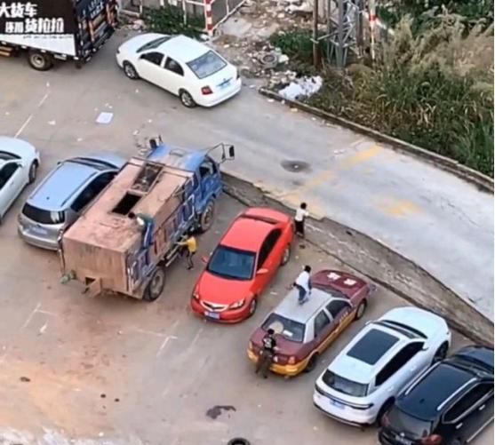 广东一停车场遭遇熊孩子暴击,车辆被当成蹦床滑梯,场面气哭车主休闲区蓝鸢梦想 - Www.slyday.coM