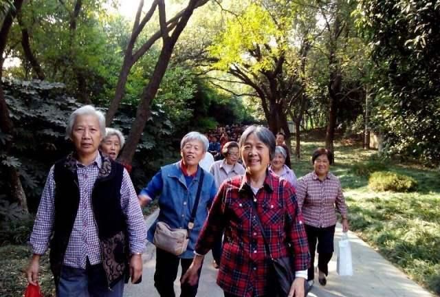 比给老人要钱,就还要可耻的4种子女啃老方式,你知道是什么吗?休闲区蓝鸢梦想 - Www.slyday.coM