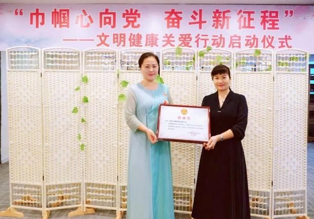 罗翠玲向一面镜子创始人马军霞颁发感谢状