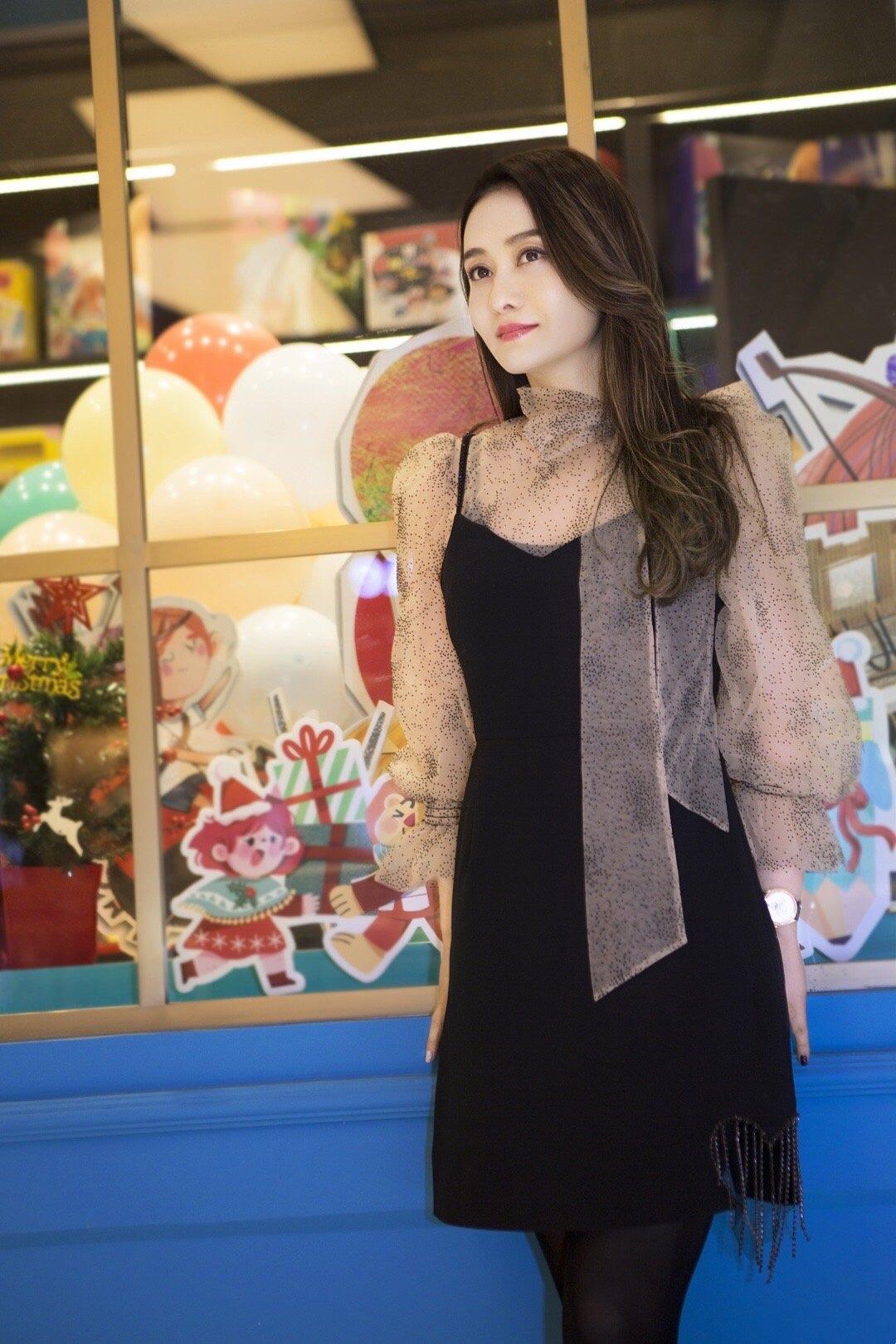 肩部处加入了一些薄纱,形成了一个半透视的效果,不仅让陈德容的好身材