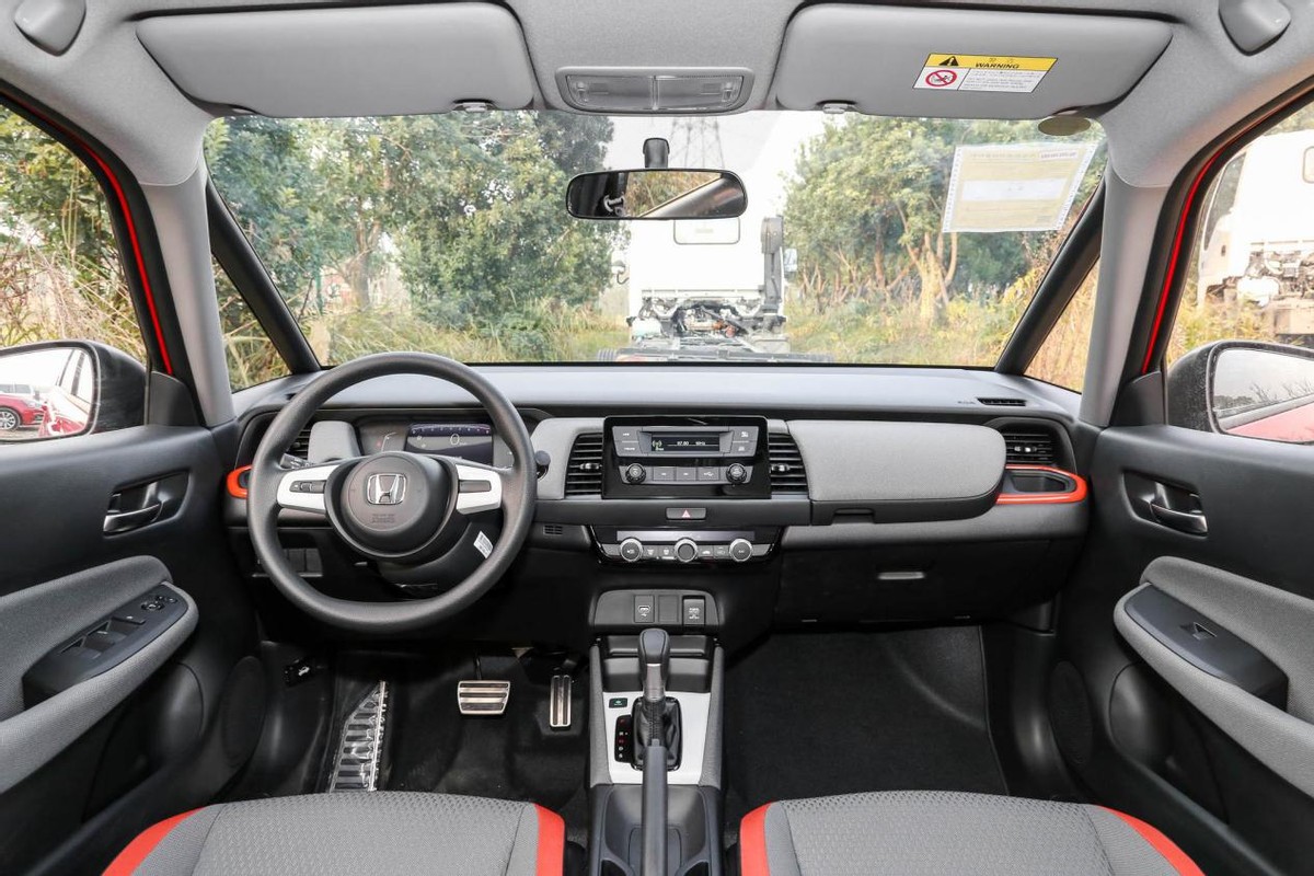 其次在内饰配置方面,虽然本田life的售价要略高一点,但它的产品实力也