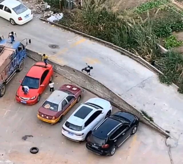 广东一停车场遭遇熊孩子暴击,车辆被当成蹦床滑梯,场面气哭车主休闲区蓝鸢梦想 - Www.slyday.coM