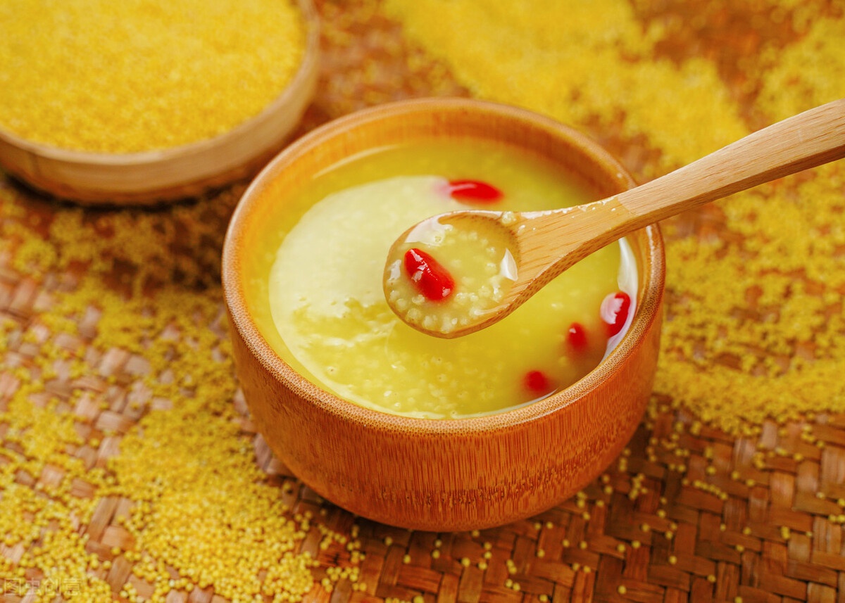 熬小米粥有技巧,直接加水下锅是错的,牢记这2点,米粥香米油浓|小米粥|