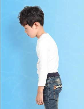 前段时间,老师给霍琳打电话,说孩子平时上课总是含胸驼背的,咋提醒也