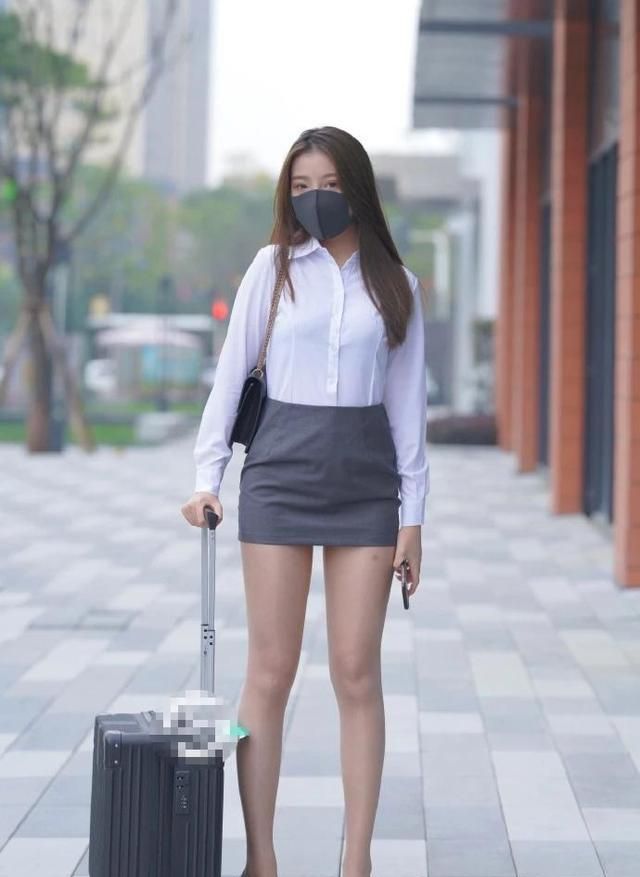 白色衬衫搭配包臀裙,清新脱俗,尽显干练风格