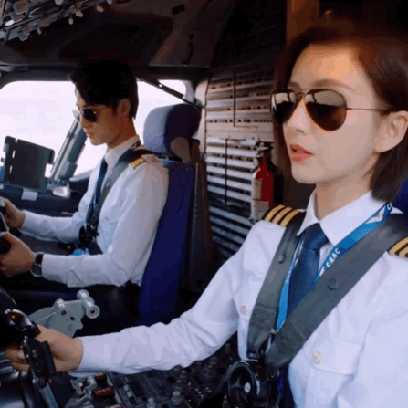 一边是关雨晴@佟丽娅 面对关永年的施压无力对抗