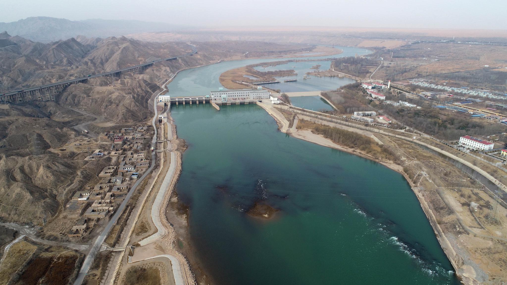 黄河流经宁夏中卫市沙坡头水利枢纽工程(3月4日摄,无人机照片).