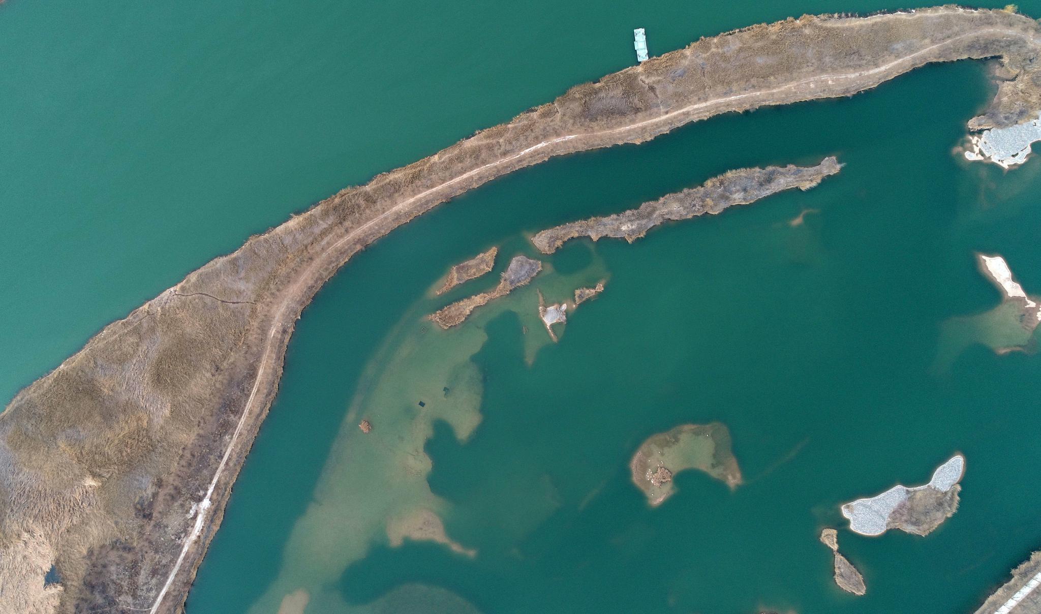 黄河流经宁夏中卫市沙坡头水利枢纽工程(3月4日摄,无人机照片).