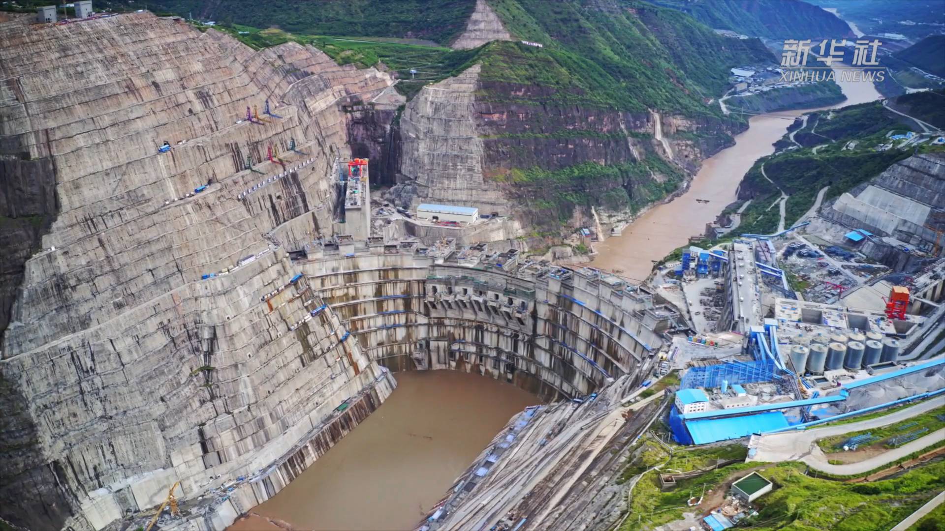 白鹤滩水电站4号机组转轮成功吊装