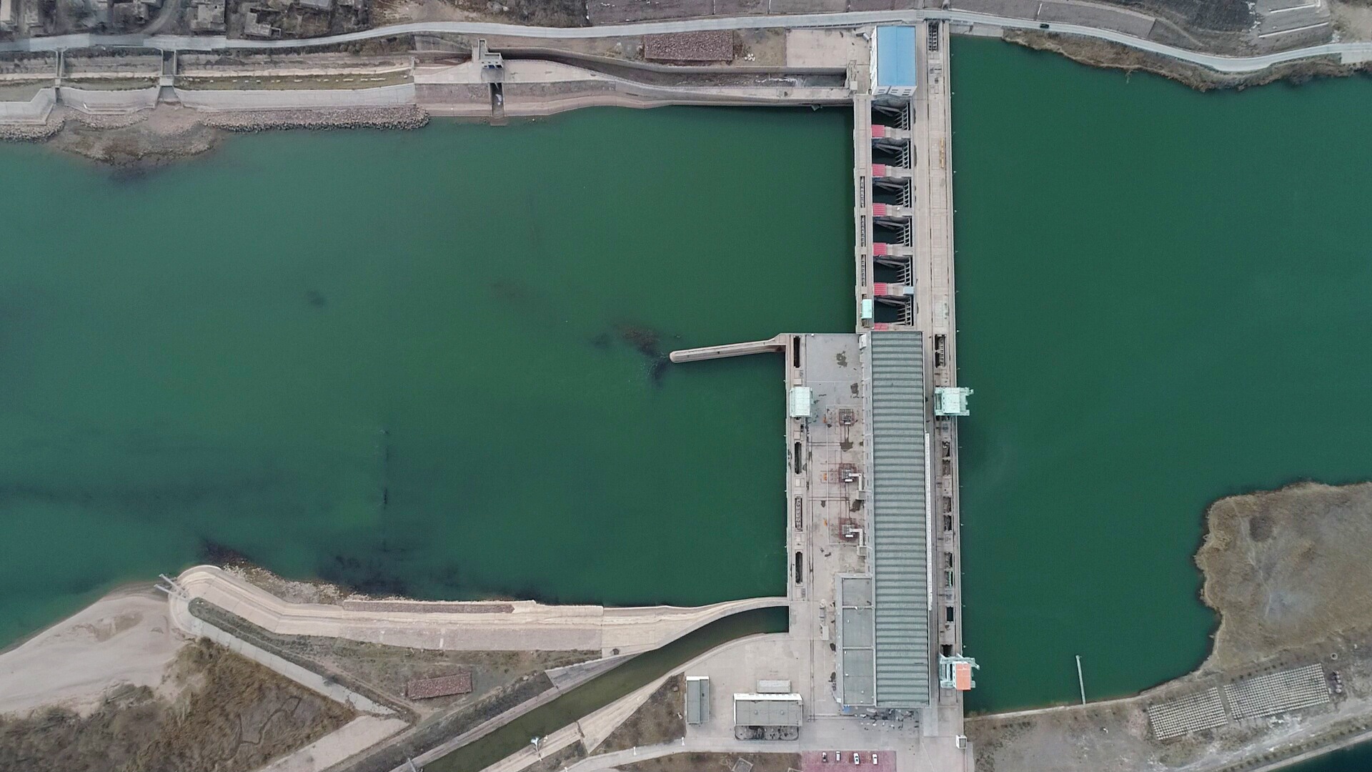 黄河流经宁夏中卫市沙坡头水利枢纽工程(3月4日摄,无人机照片).