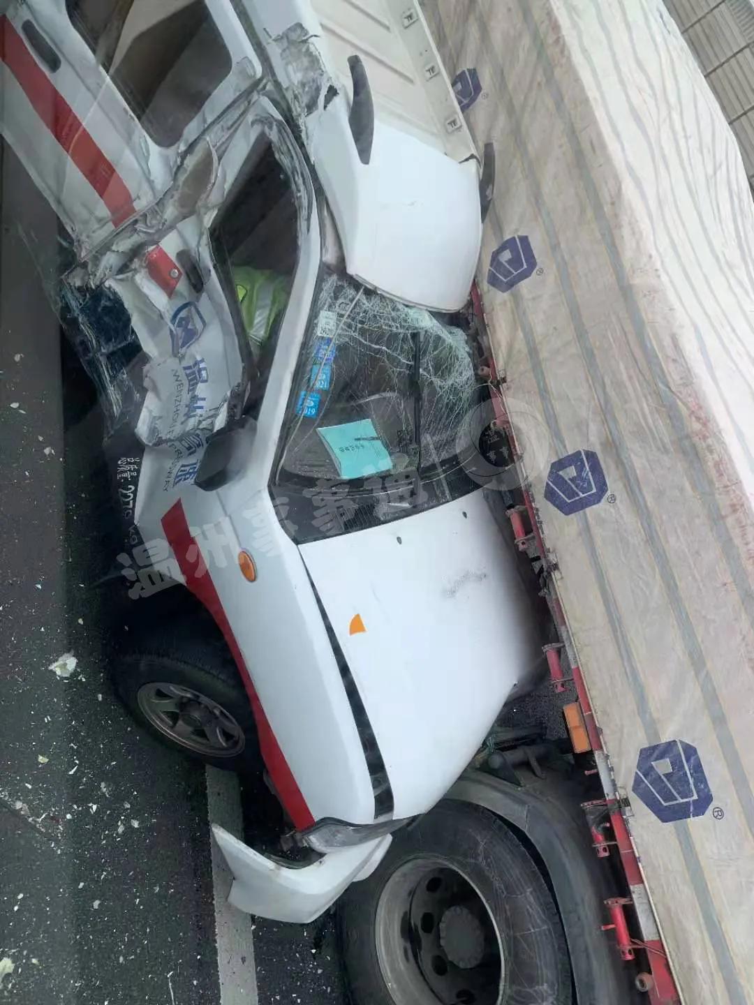 今早突发甬台温高速温州瑞安段三车相撞高速作业车严重变形