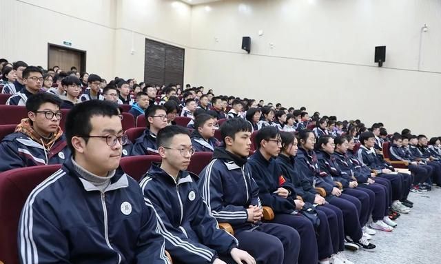 浙江省富阳中学举行新学期开学典礼:校领导为优秀学生颁奖