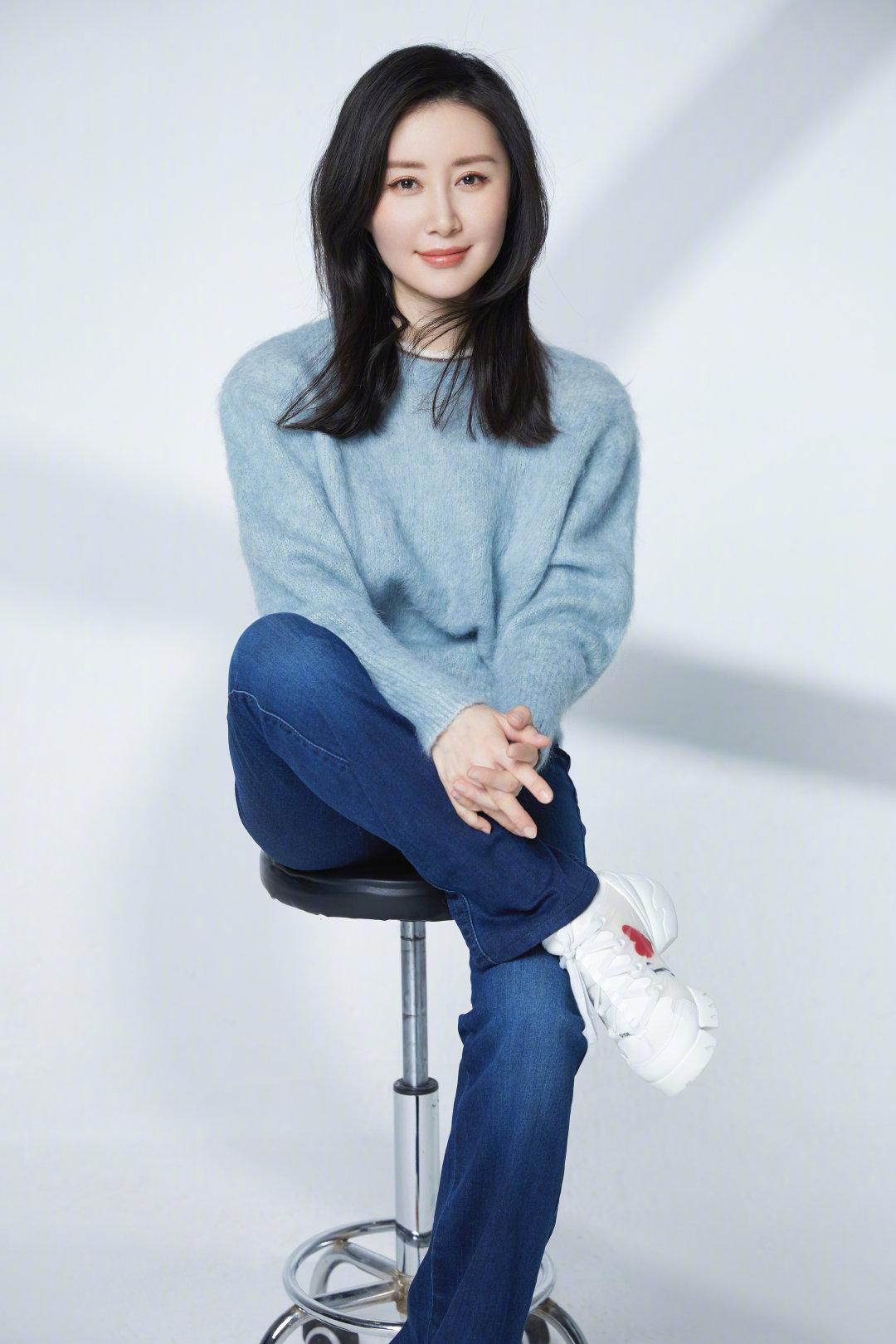 舒畅一点也不像33岁,穿蓝色简约毛衣配牛仔裤,妥妥的少女风|毛衣|简约