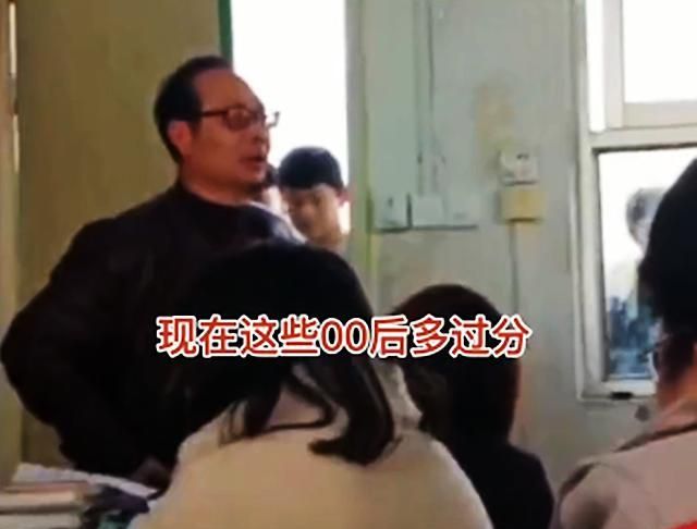 河南一教师被学生反锁门外后续：踹门老师平时人很好,00后太难管休闲区蓝鸢梦想 - Www.slyday.coM