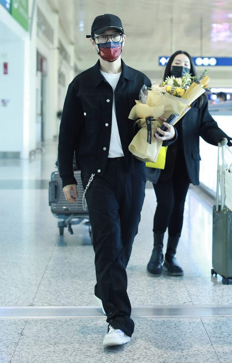 黄晓明获得金鸡奖后现身机场,黑白简约穿搭不失格调