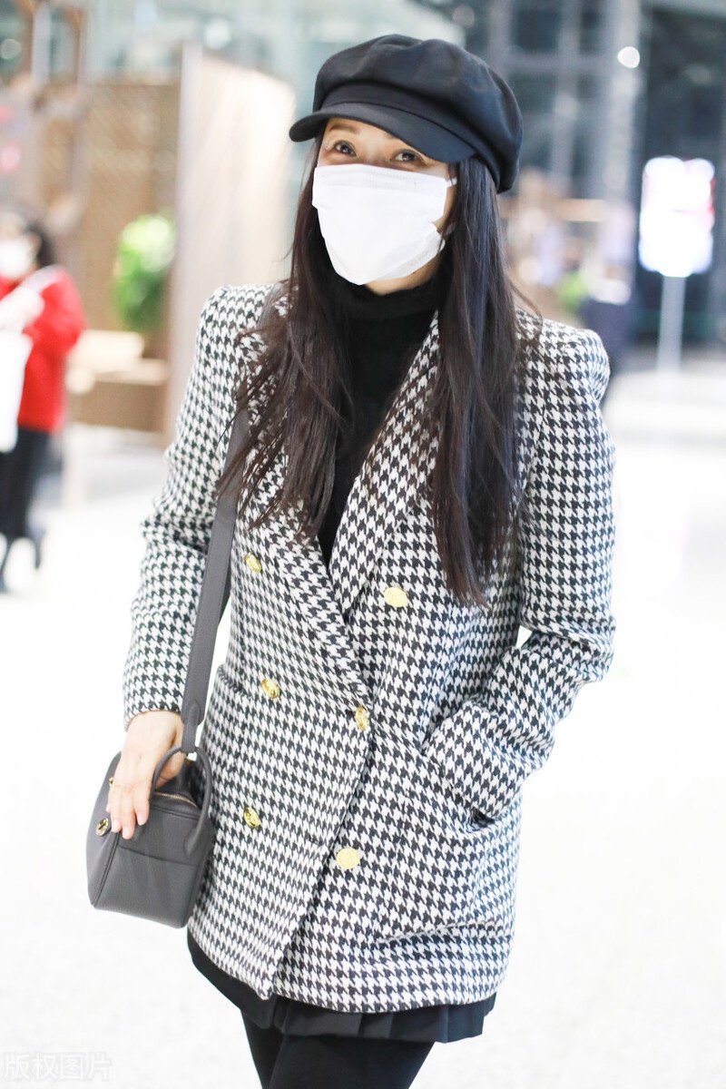 伊能静一袭黑白格子小西装现身机场穿搭精致一点不像51岁样子