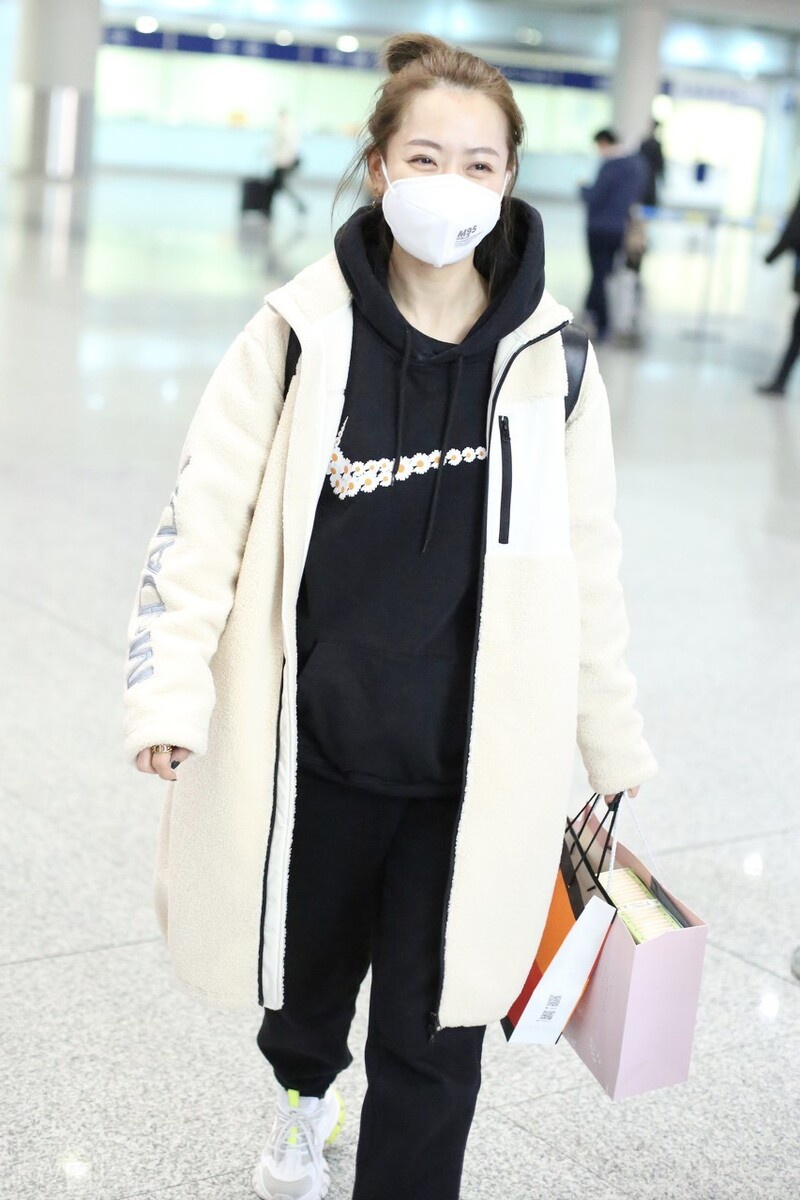 白冰穿黑色卫衣外搭白色摇粒绒现身,扎起丸子头很可爱吧