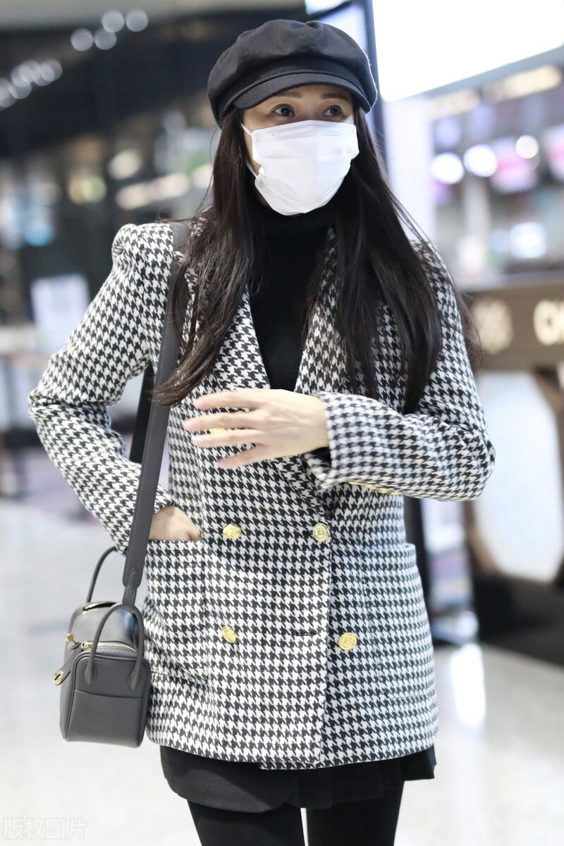 伊能静一袭黑白格子小西装现身机场穿搭精致一点不像51岁样子