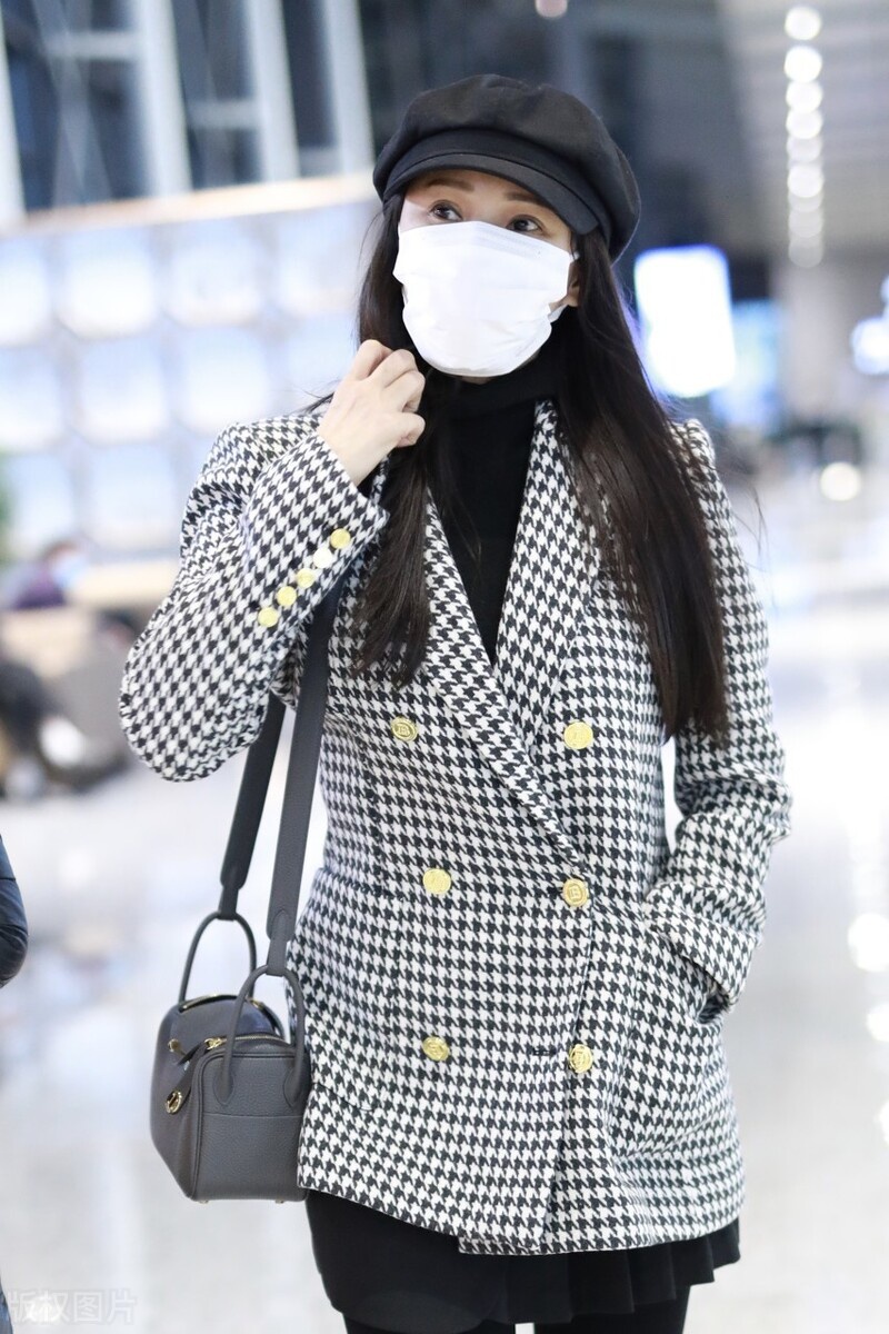 伊能静一袭黑白格子小西装现身机场穿搭精致一点不像51岁样子