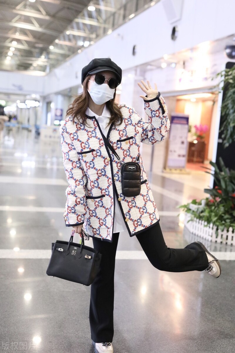 手上拎着爱马仕包包,果然是"小富婆".