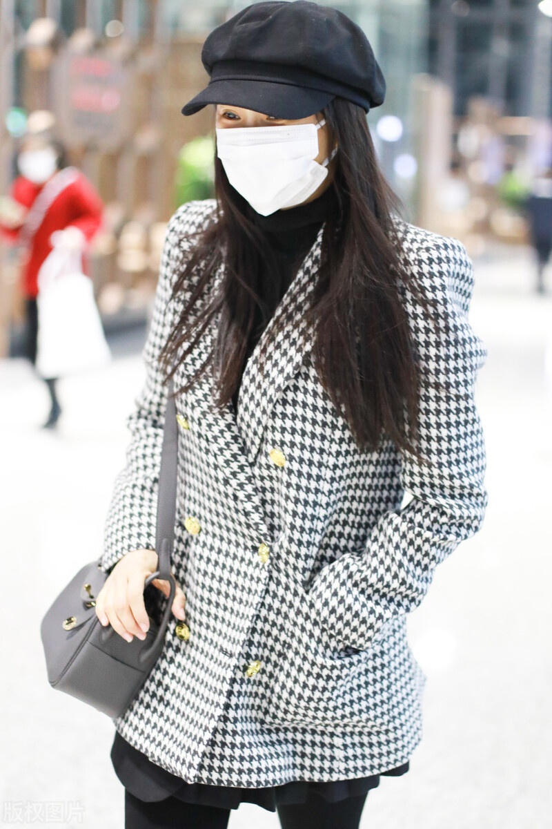 伊能静一袭黑白格子小西装现身机场穿搭精致一点不像51岁样子