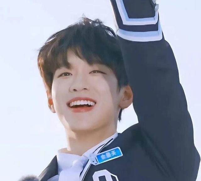 青3主题曲直拍:男爱豆手夹在腋间摇头晃脑,像伸着脖子打军体拳|刘隽