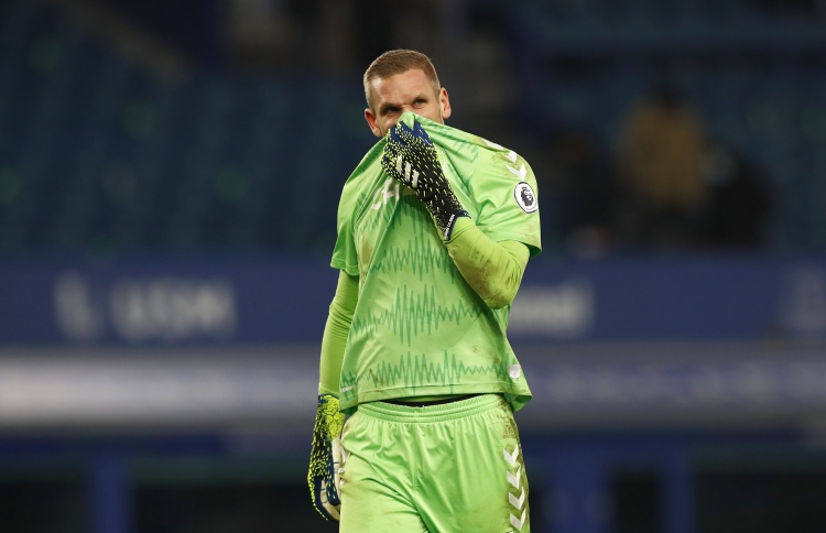 邮报:埃弗顿门将奥尔森遭遇入室持刀抢劫事件