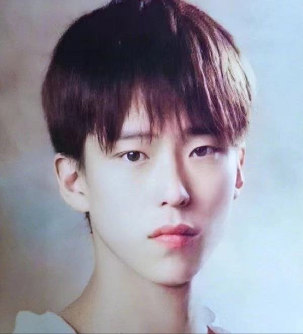 《顶楼》:严基俊年轻时照片曝光,面容青涩像彭昱畅又像魏大勋